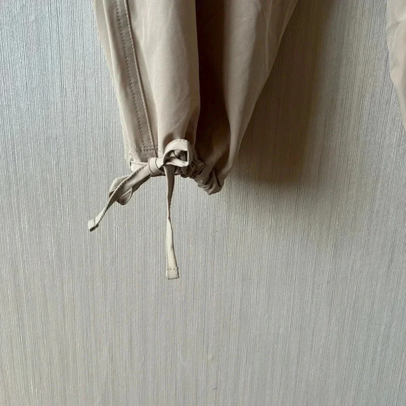 Old Navy High Waisted Cargo Pants Strehtech fit - Picture 6 of 9